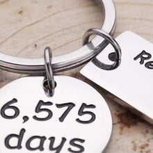 Load image into Gallery viewer, 18th Birthday Gifts Keychain For Son Daughter Teenage Girls Boys From Dad Mom Young Men Women Birthday Gifts Key Ring For boyfriend Girlfriend Him Her Best Friends Bff Teens Sisters